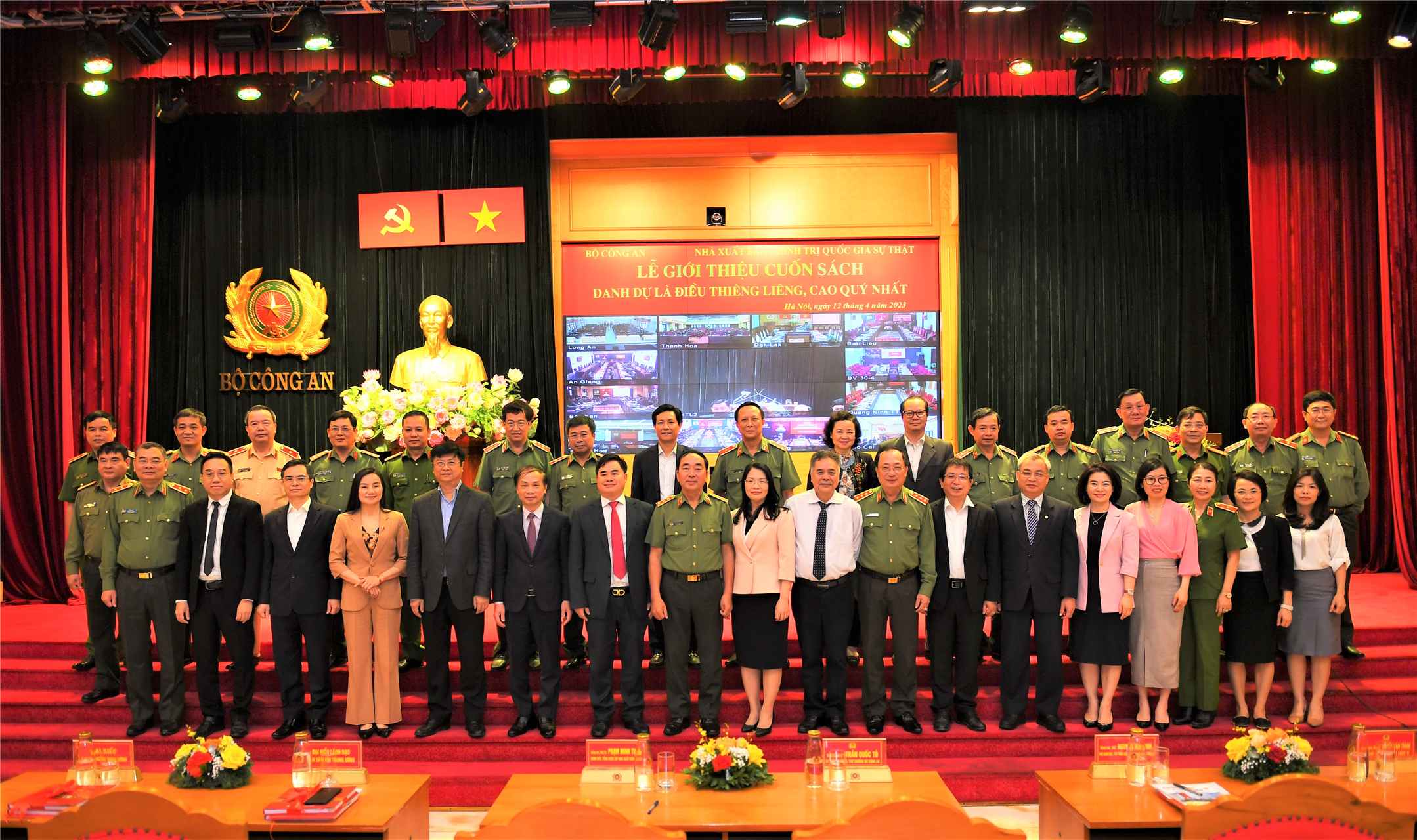 Thứ trưởng Trần Quốc Tỏ; đồng chí PGS.TS Phạm Minh Tuấn, Giám đốc, Tổng Biên tập NXB Chính trị quốc gia Sự thật cùng các đại biểu.