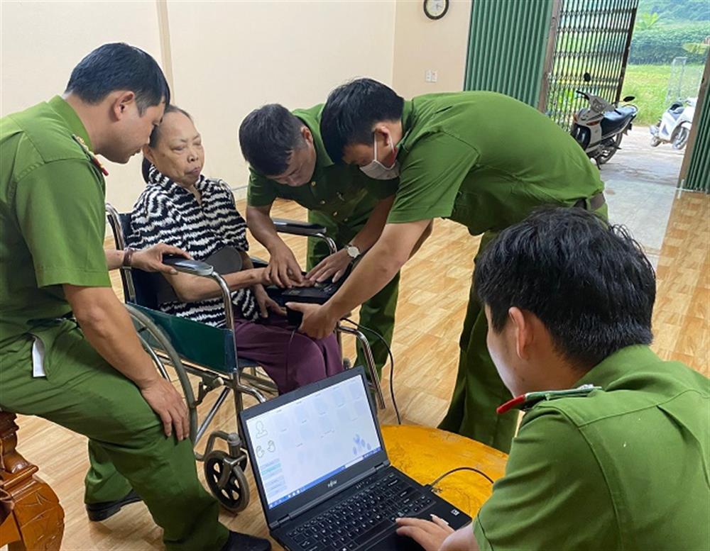 Lực lượng Công an xã Đông Hà nỗ lực đẩy nhanh tiến độ cấp CCCD gắn chíp cho người dân.