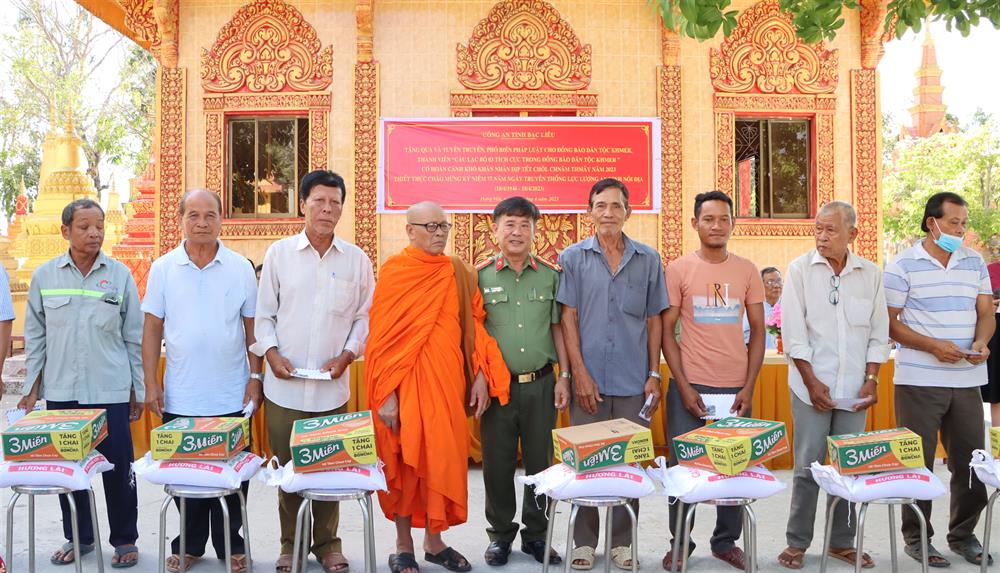 Đại tá Lê Thanh Hùng và Hòa thượng Hữu Hinh tặng quà bà con đồng bào Khmer có hoàn cảnh khó khăn