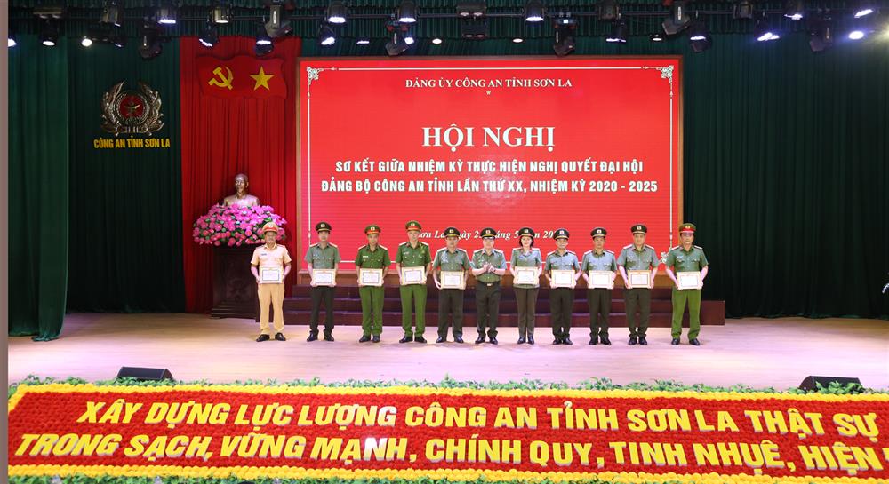 Các tập thể, cá nhân được Ban Thường vụ Đảng ủy Công an tỉnh Sơn La khen thưởng.