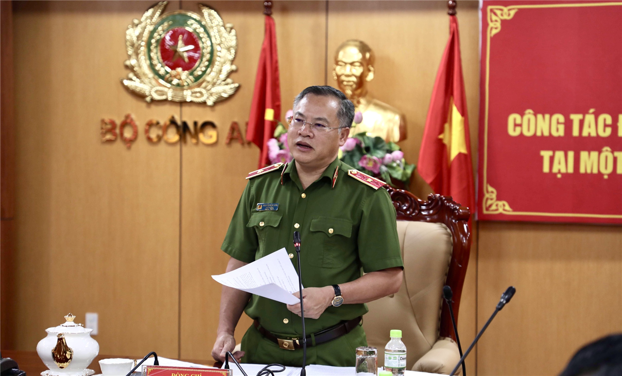 Thứ trưởng Nguyễn Văn Long phát biểu tại buổi giao ban.