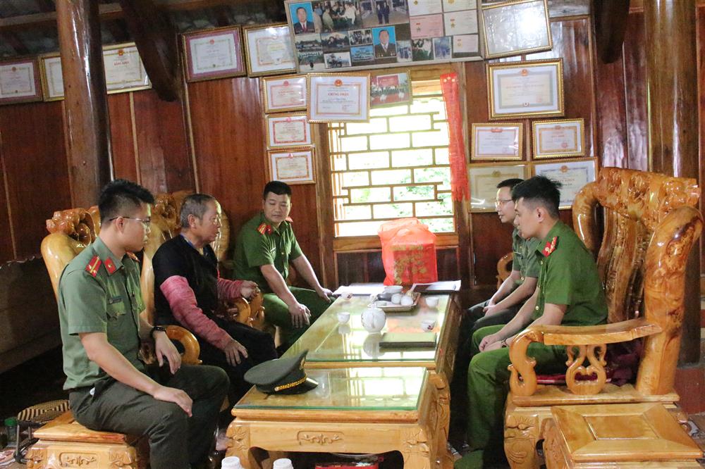Lực lượng Công an huyện Vân Hồ, Công an xã Lóng Luông thường xuyên xuống địa bàn nắm bắt tâm tư nguyện vọng của quần chúng nhân dân