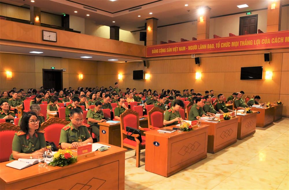 Thứ trưởng Lê Quốc Hùng cùng các đại biểu dự Hội nghị.