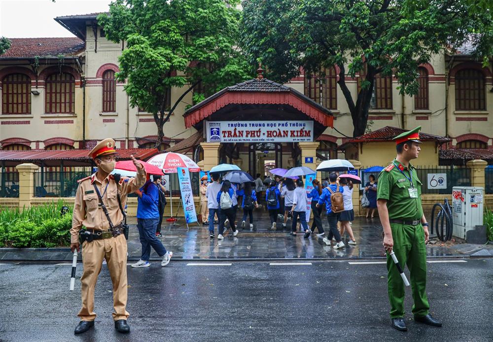 Tại điểm thi Trường THPT Trần Phú (quận Hoàn Kiếm, Hà Nội) có sự phối hợp giữa Công an phường Tràng Tiền, Công an quận Hoàn Kiếm và Đội CSGT số 1.