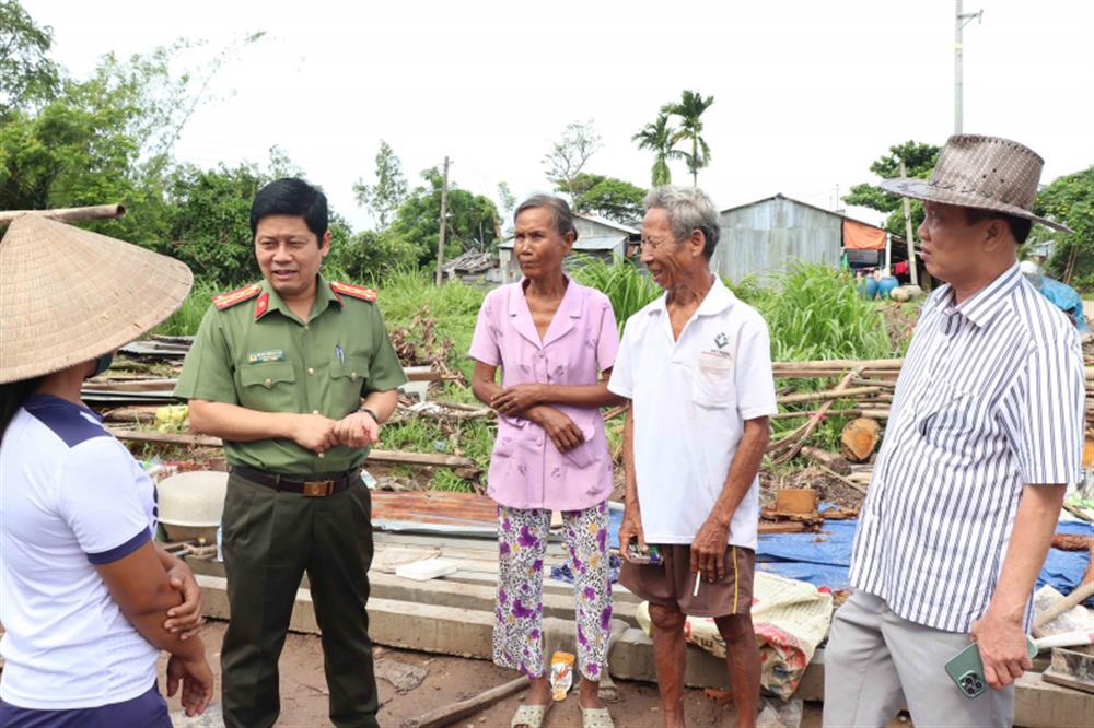 Đại tá Bùi Quốc Khánh, Giám đốc Công an tỉnh Sóc Trăng; Đại tá Nguyễn Hồng Nguyên, Phó Chánh Văn phòng Bộ Công an kiểm tra tiến độ xây dựng nhà mẫu tại Sóc Trăng.