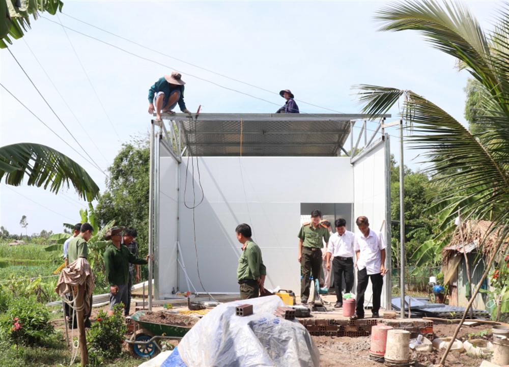 Cán bộ, chiến sỹ Công an tỉnh Sóc Trăng cùng các ban, ngành, đoàn thể đang khẩn trương xây dựng nhà mẫu tặng đồng bào Khmer khó khăn về nhà ở.