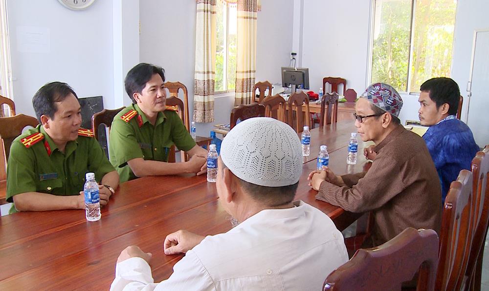 Lãnh đạo Công an thị xã Tân Châu gặp gỡ, trao đổi với các chức sắc vùng đồng bào Chăm để phố tuyên truyền, nâng cao.