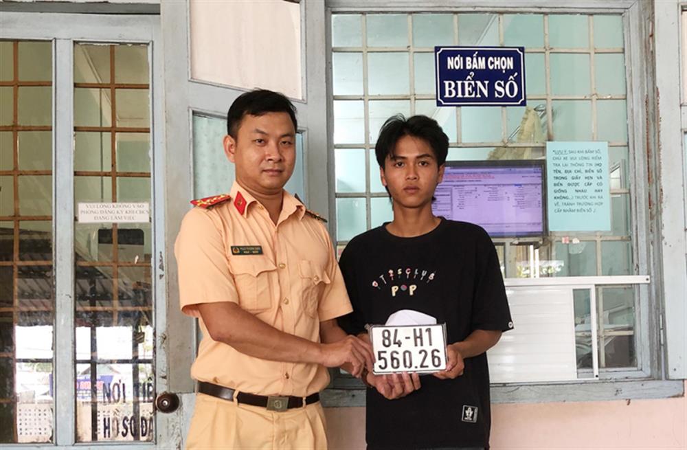 Cán bộ Cảnh sát giao thông Công an huyện Tiểu Cần cấp biển số cho người dân.