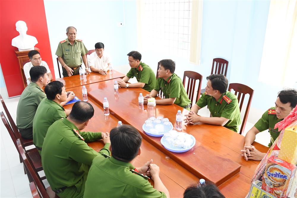 Thiếu tướng Kiên Rịnh, Phó Bí thư Đảng ủy, Phó Giám đốc Công an tỉnh Trà Vinh thăm, động viên Công an xã Hòa Minh, huyện Châu Thành.
