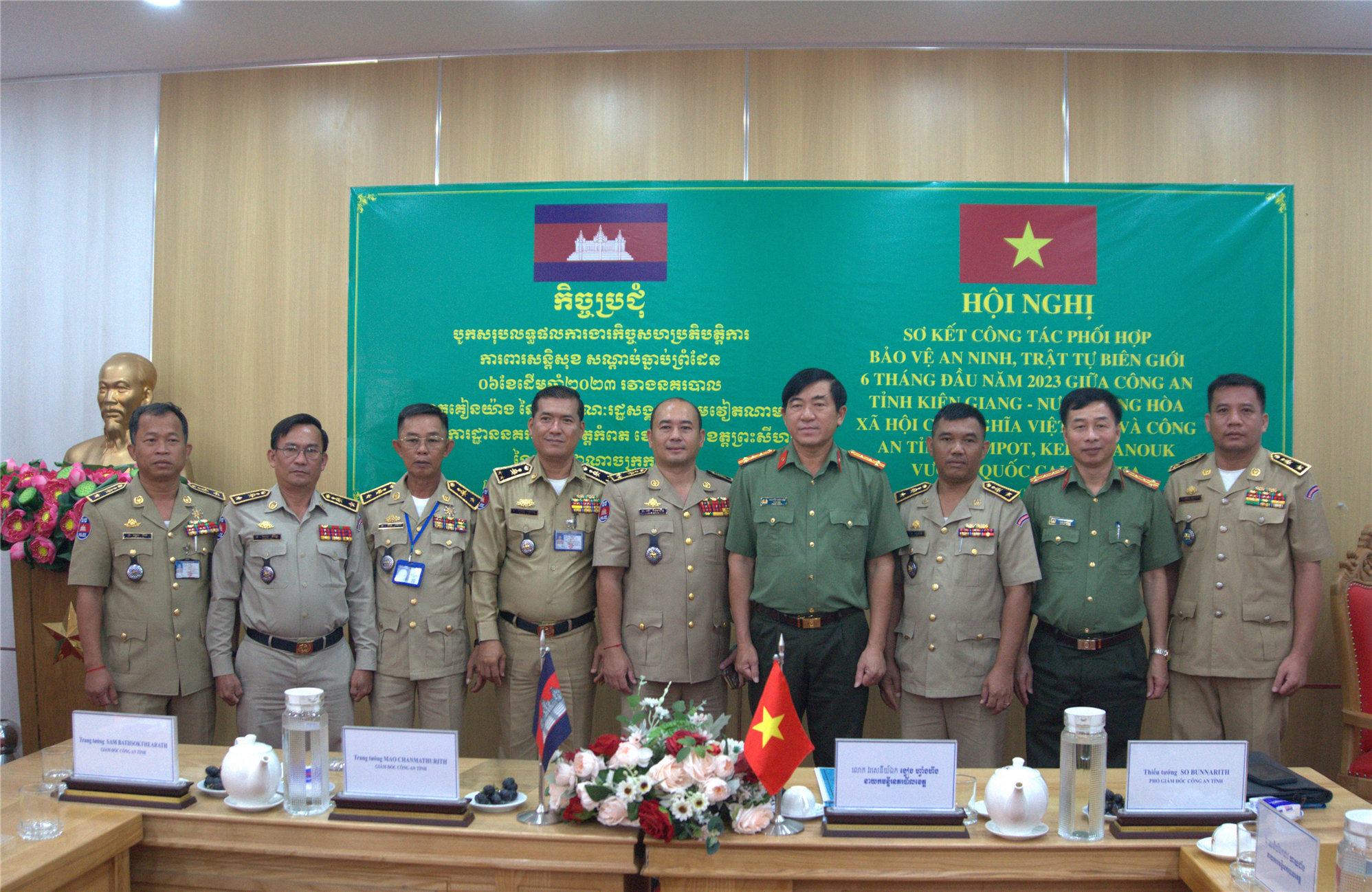 Đại diện lãnh đạo Công an 04 tỉnh Kiên Giang (Việt Nam), KamPot, Kep, Sihanouk (Vương quốc Campuchia) chụp ảnh lưu niệm tại Hội nghị.