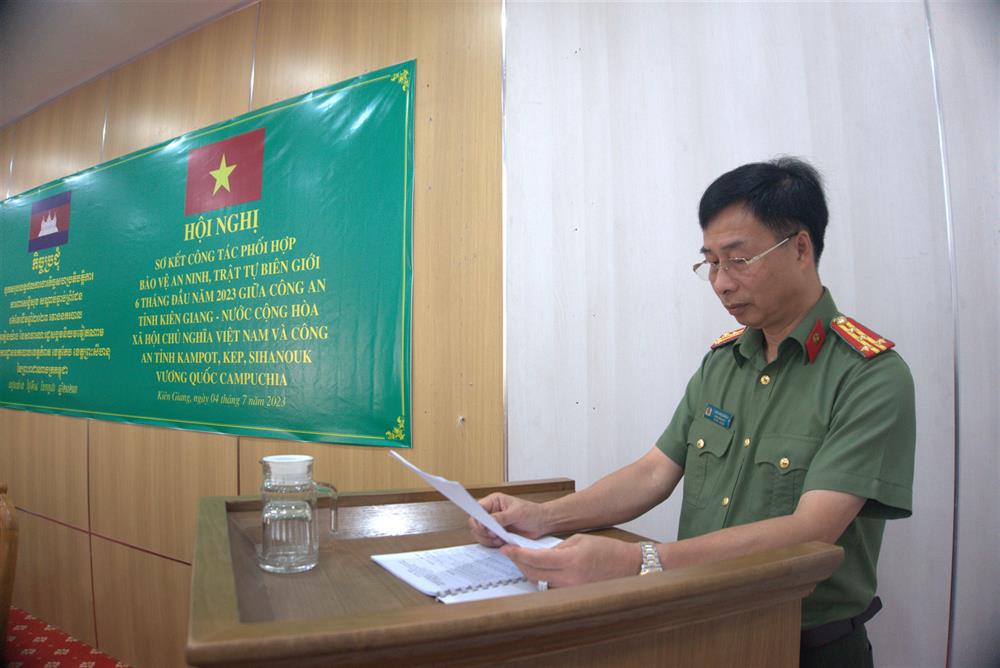 Đại tá Đào Hải Đăng, Phó Giám đốc Công an tỉnh Kiên Giang thông báo kết quả phối hợp bảo vệ an ninh, trật tự biên giới 06 tháng đầu năm 2023 giữa Công an tỉnh Kiên Giang và Công an 03 tỉnh KamPot, Kep, Sihanouk.