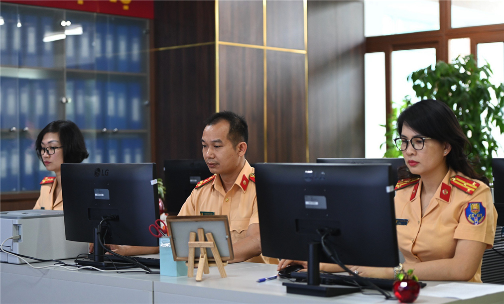 Cán bộ, chiến sỹ làm nhiệm vụ giám sát sẽ theo dõi toàn bộ diễn biến các cuộc đấu giá.
