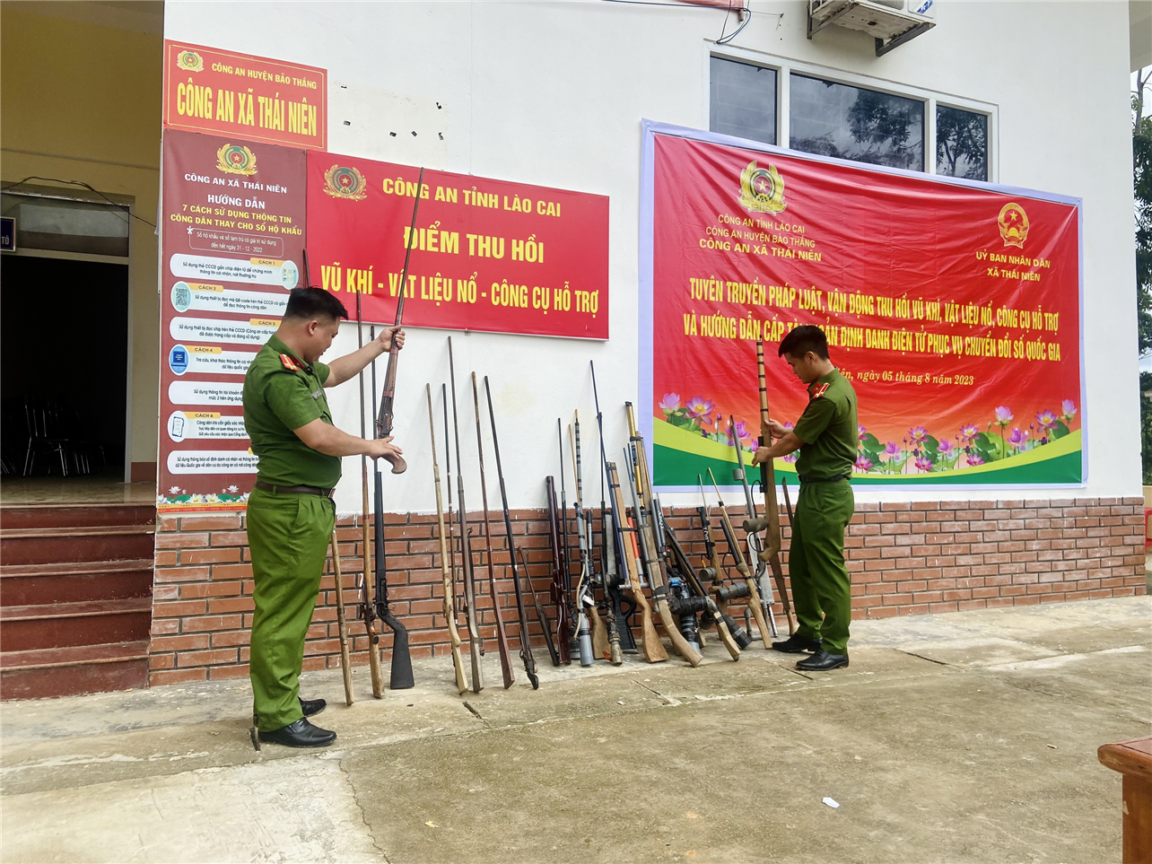 Công an xã Thái Niên thu hồi vũ khí và công cụ hỗ trợ.