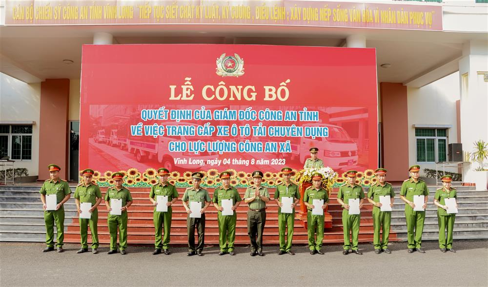 Đại tá Phan Ngọc Tính trao Quyết định trang cấp xe ô tô tải chuyên dụng cho lực lượng Công an xã, thị trấn.