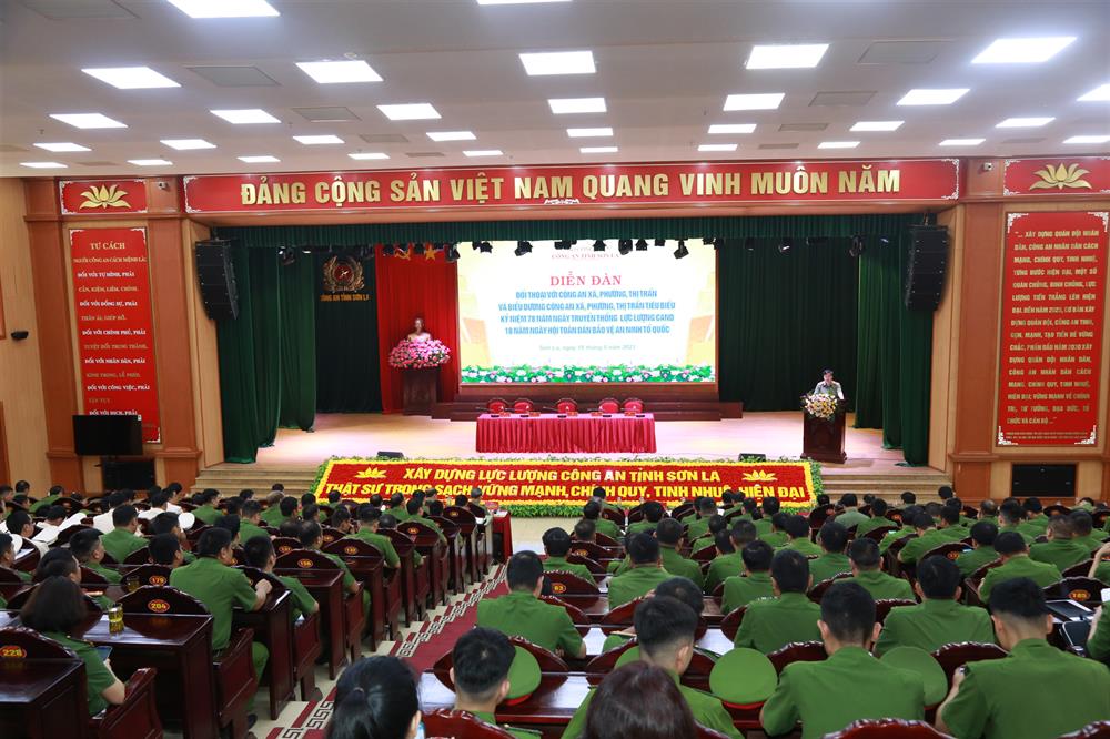 Diễn đàn đối thoại với Công an xã, phường, thị trấn và biểu dương Công an xã, phường, thị trấn tiêu biểu Công an tỉnh Sơn La.