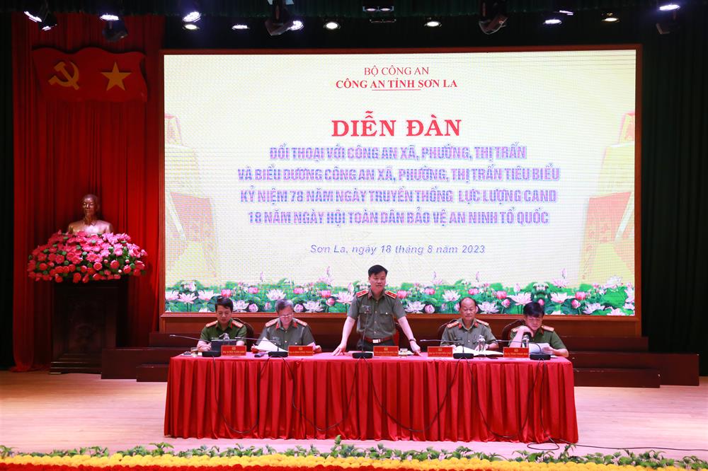Ban Giám đốc Công an tỉnh Sơn La tại buổi đối thoại.