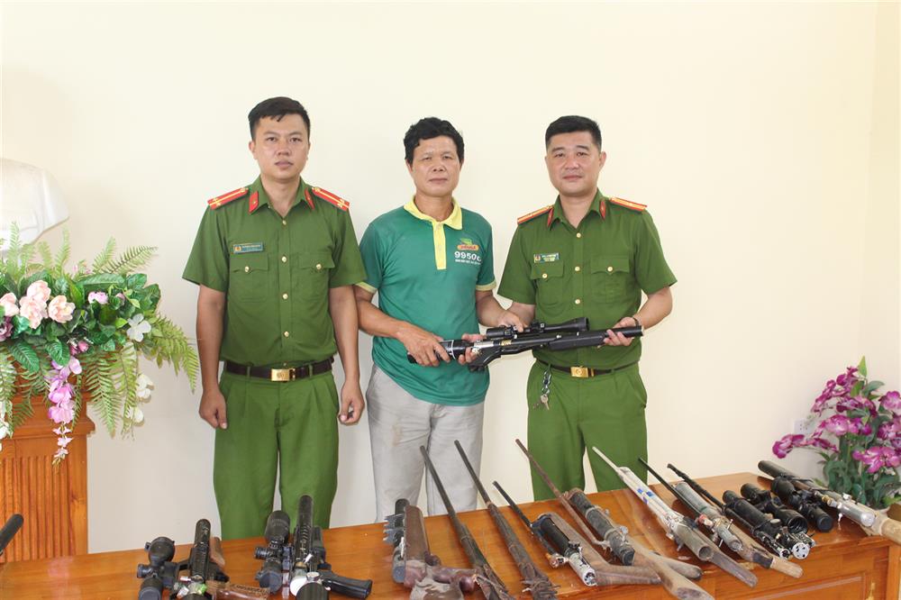 Người dân tự nguyện gia nộp vũ khí cho lực lượng Công an.
