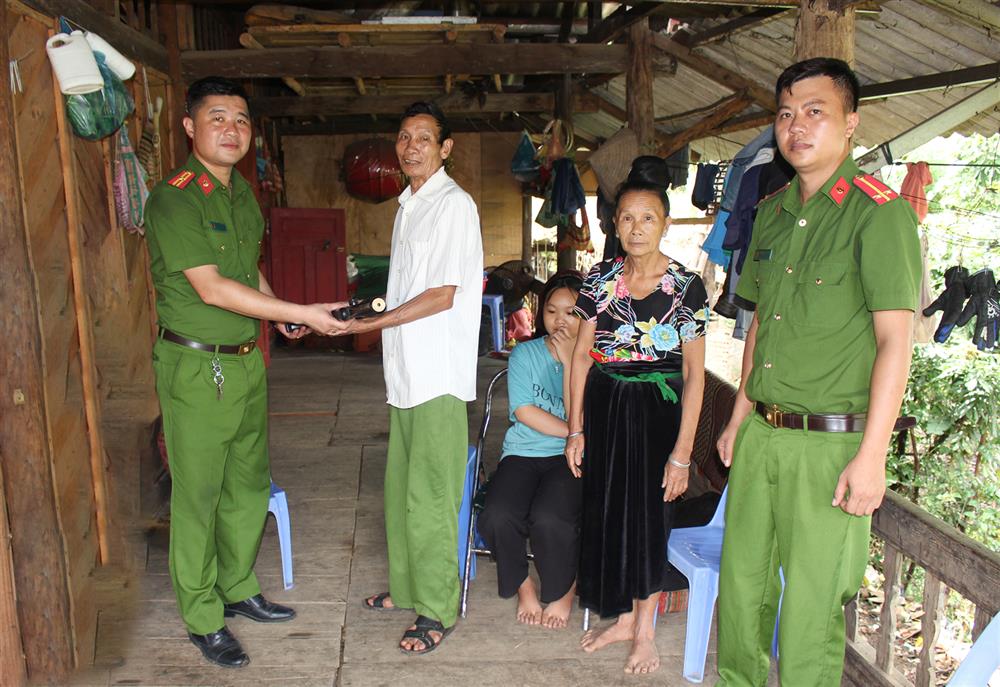 Sau khi nghe tuyên truyền, vận động, nhiều người dân đã tự nguyện giao nộp VK.