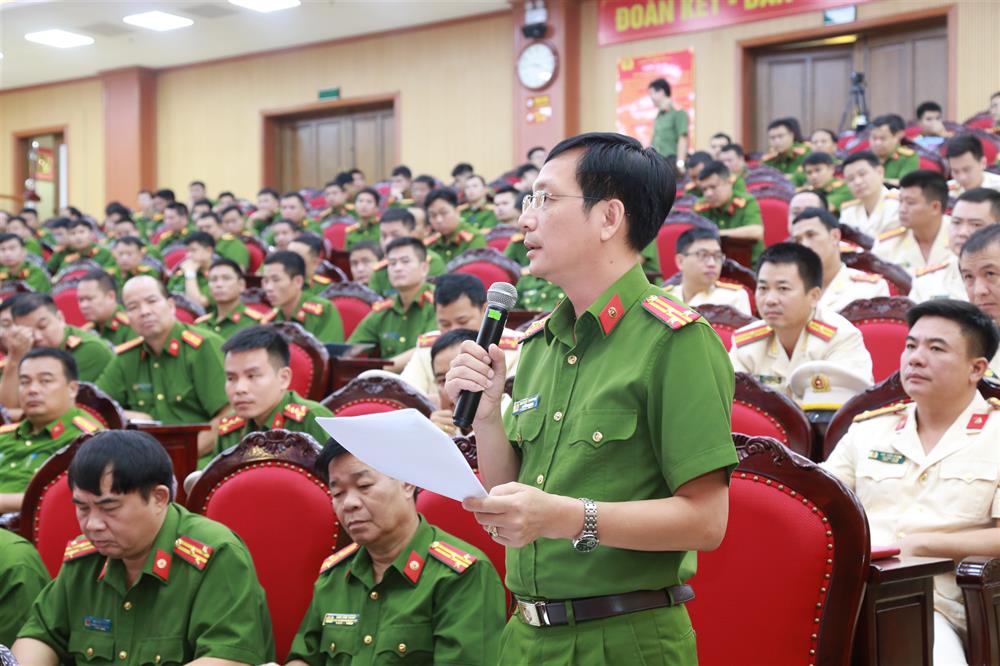 Lãnh đạo các Phòng nghiệp vụ Công an tỉnh trả lời một số câu hỏi của các xã, thị trấn.