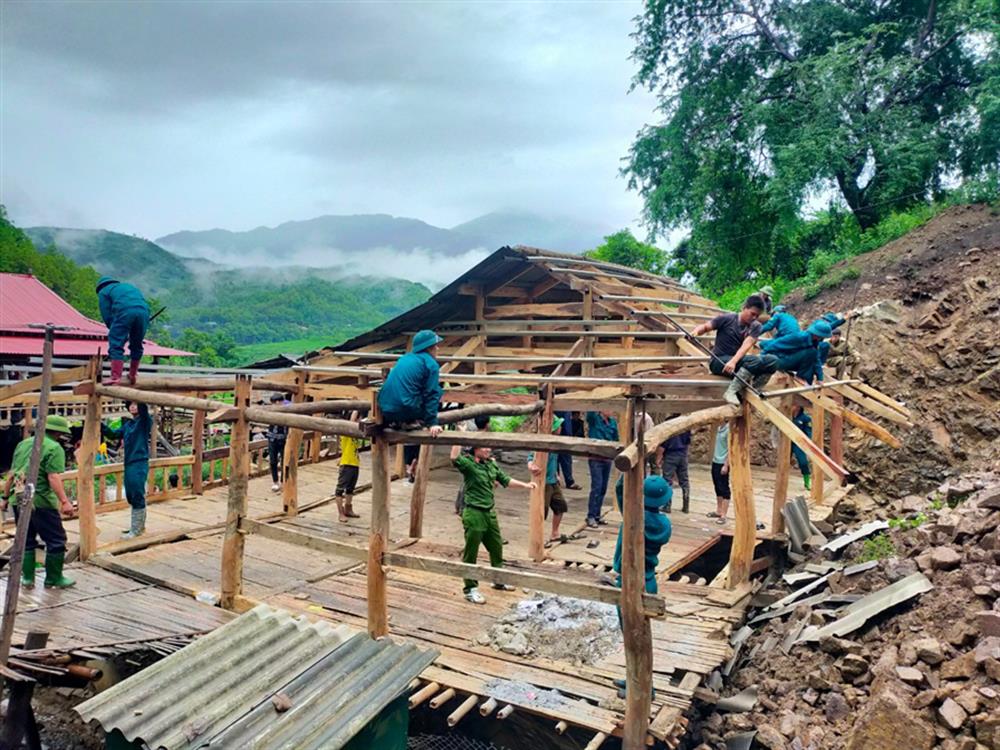 Cán bộ, chiến sỹ Công an tỉnh Sơn La ra quân hỗ trợ nhân dân khắc phục hậu quả do mưa lũ gây ra.