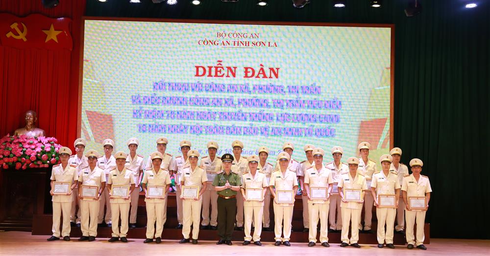 Ban Giám đốc Công an tỉnh Sơn La biểu dương 24 Công an xã, phường, thị trấn tiêu biểu.