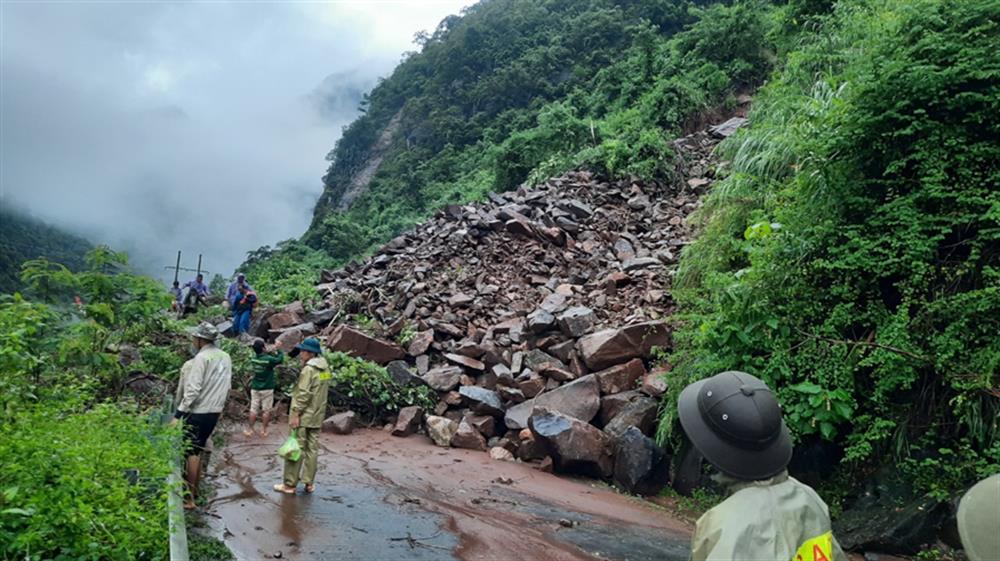 Đường lên xã Chiềng Lao, huyện Mường La bị sạt lở, gây tắc.