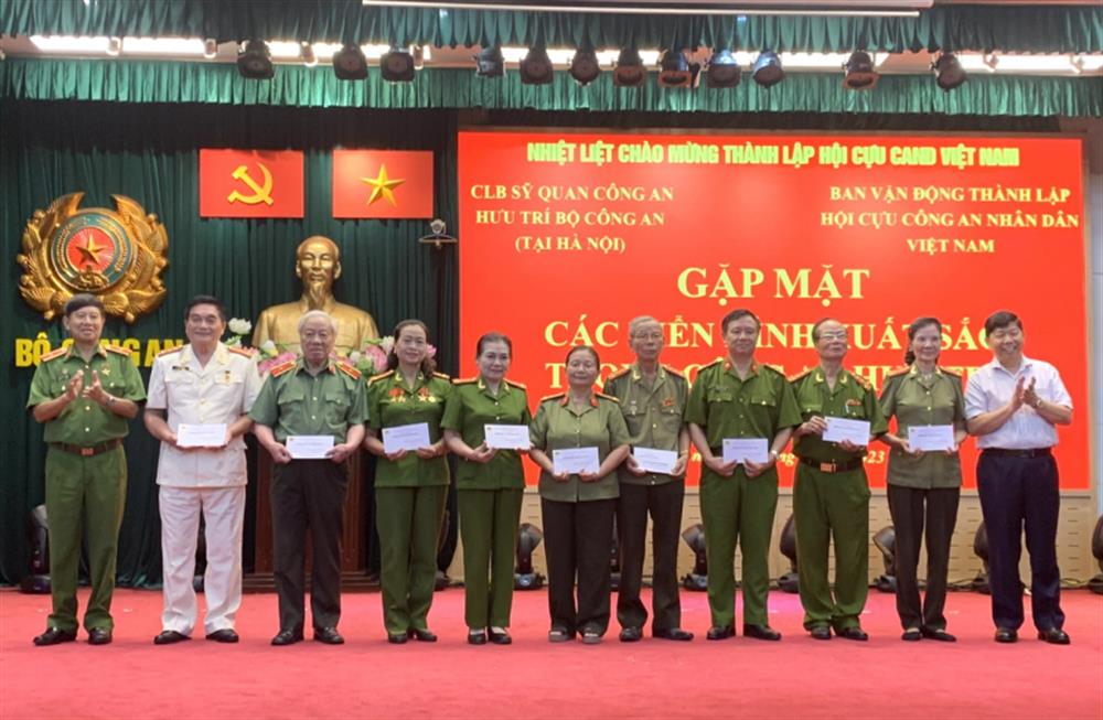 Các điển hình xuất sắc của CLB Sĩ quan Công an hưu trí được tôn vinh và trao quà tặng.
