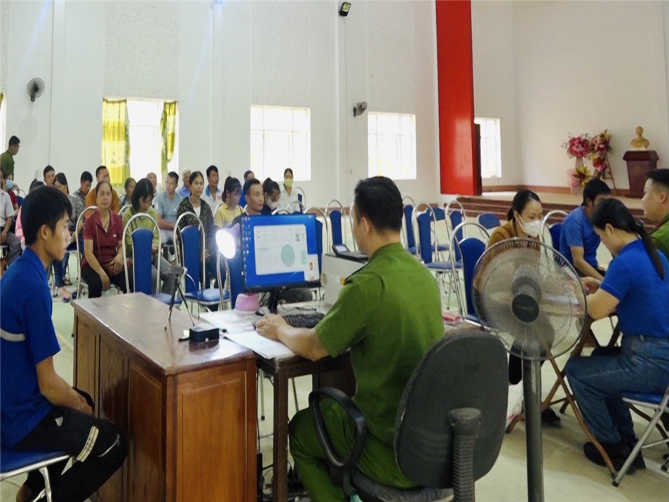 Đông đảo nhân dân trên địa bàn xã Thái Niên được tích hợp định danh điện tử mức độ 2 trong ngày hội.
