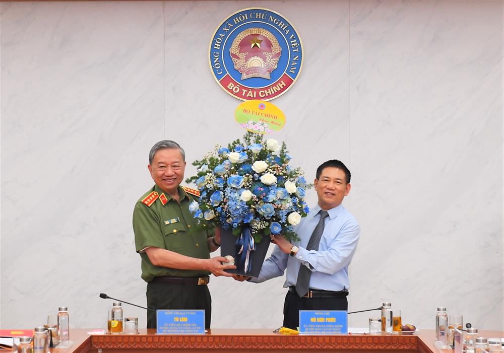 Bộ trưởng Hồ Đức Phớc trao lẵng hoa chúc mừng Bộ Công an nhân dịp kỷ niệm 78 năm Ngày truyền thống lực lượng Công an nhân dân.