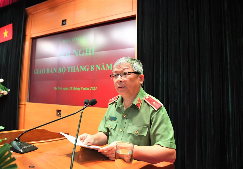 Thiếu tướng Hoàng Anh Tuyên, Phó Chánh Văn phòng Bộ Công an trình bày báo cáo tại Hội nghị.