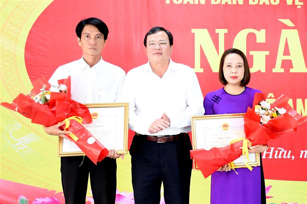Đồng chí Lê Văn Hẳn, Chủ tịch Ủy ban nhân dân tỉnh trao bằng khen tặng tập thể, cá nhân có thành tích xuất sắc trong phong trào toàn dân bảo vệ ANTQ.
