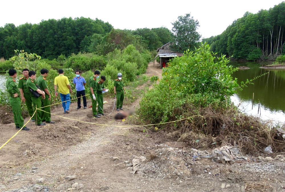 Lực lượng KTHS khám nghiệm hiện trường, thu thập “dấu vết nóng” trong vụ án giết người giáp Tết Nguyên đán 2023.