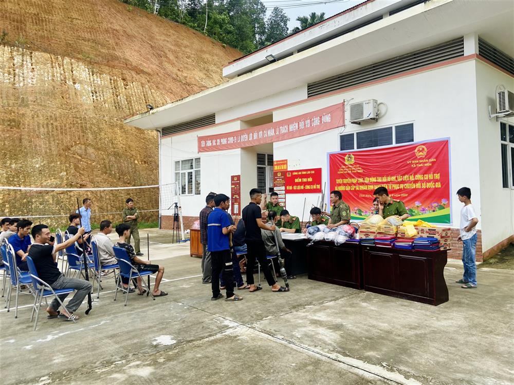 Tuyên truyền pháp luật và vận động nhân dân giao nộp vũ khí, vật liệu nổ và công cụ hỗ trợ.
