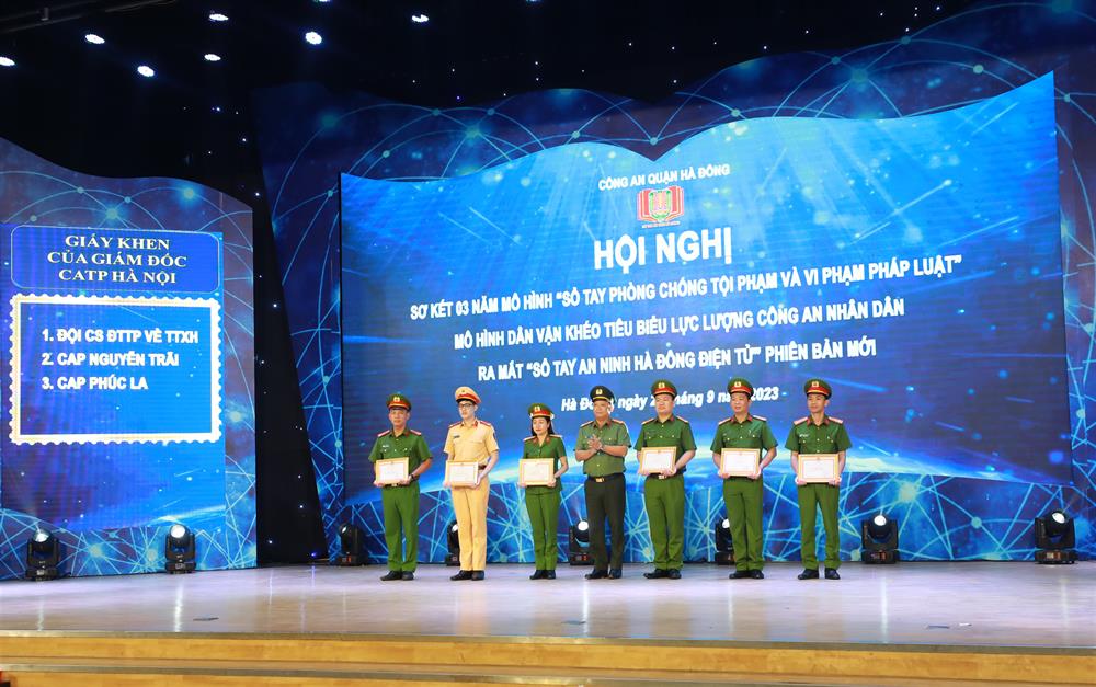 Nhiều tập thể, cá nhân được