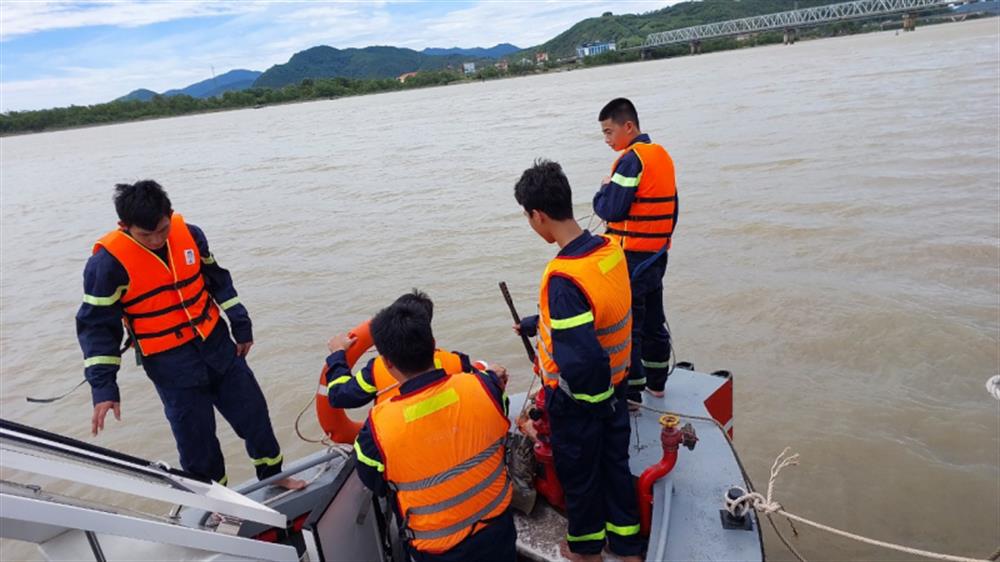 Một buổi tập luyện CNCH trên sông của lực lượng Cảnh sát PCCC & CNCH Công an tỉnh Nghệ An.