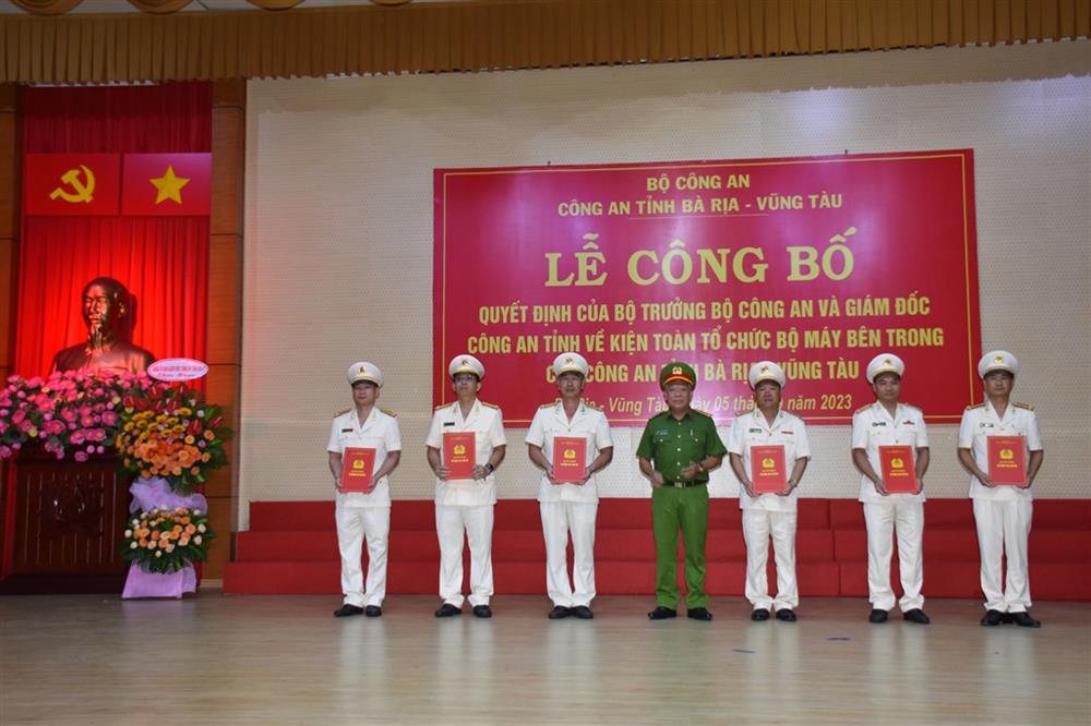 Ban Giám đốc Công an tỉnh Bà Rịa – Vũng Tàu trao quyết định cho các đơn vị theo Đề án Bộ Công an.