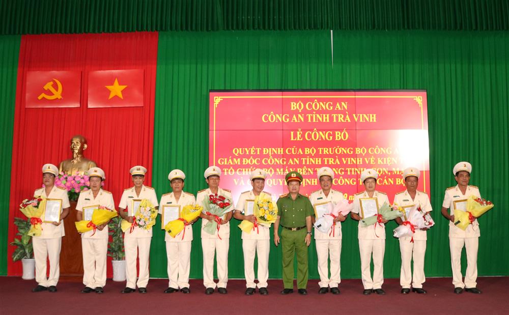Ban Giám đốc Công an tỉnh Trà Vinh trao quyết định cho các đơn vị theo Đề án Bộ Công an.
