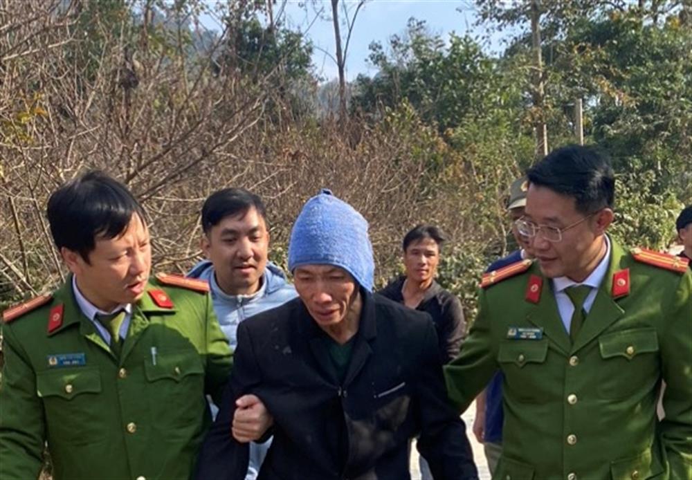 Lực lượng Công an và y tế tìm thấy ông Đinh Văn Cho tại một lán nương.
