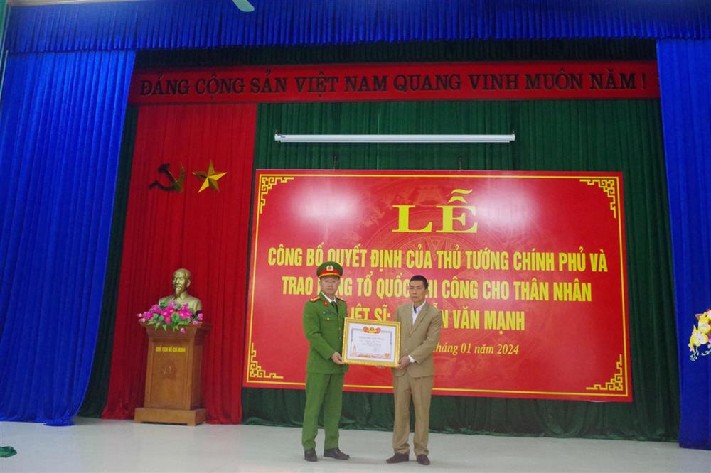 Thừa ủy quyền, Đại tá Thân Văn Duy trao Bằng “Tổ quốc ghi công” cho thân nhân gia đình liệt sỹ Nguyễn Văn Mạnh.