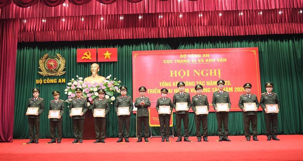 Trung tướng Bùi Thiện Dũng, Cục trưởng Cục Trang bị và kho vận trao danh hiệu “Chi bộ hoàn thành xuất sắc nhiệm vụ” và danh hiệu “Đơn vị Quyết thắng” tặng 11 tập thể.