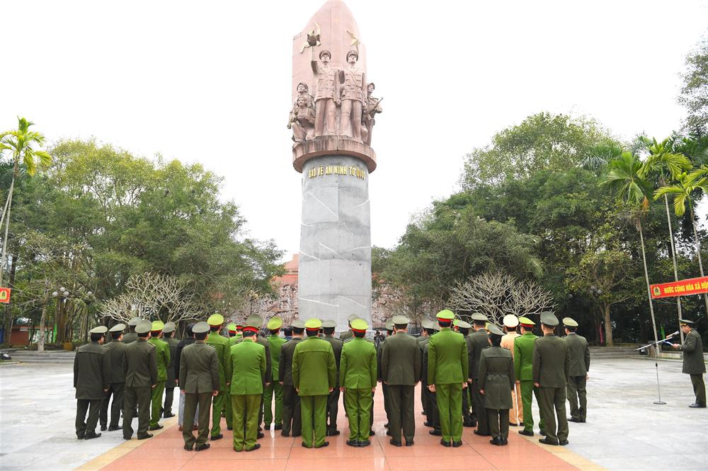 Đoàn đại biểu dâng hương tưởng niệm các Anh hùng liệt sĩ Công an nhân dân.