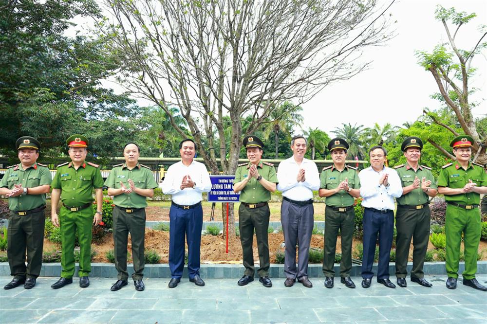 Bộ trưởng Lương Tam Quang trồng cây lưu niệm tại khuôn viên trụ sở làm việc Công an tỉnh.
