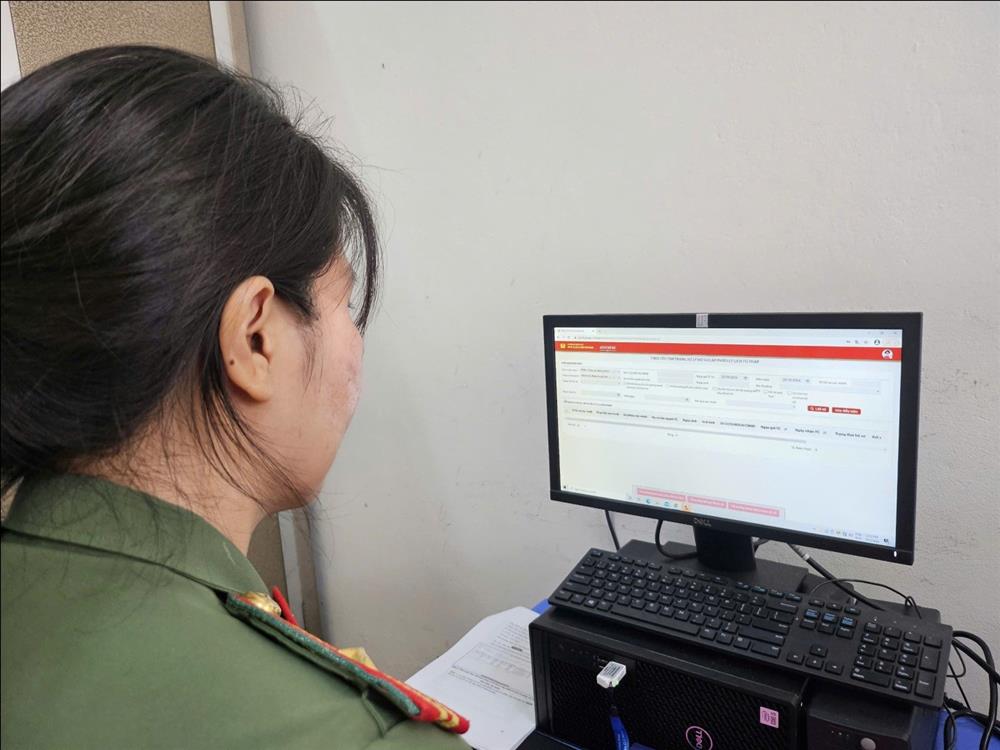 Cán bộ Phòng Hồ sơ nghiệp vụ tra cứu thông tin phục vụ cấp phiếu lý lịch tư pháp qua phần mềm VneID.