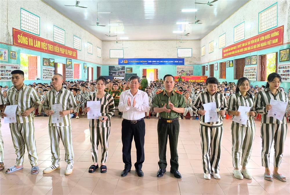 Thiếu tướng Trần Thanh Phong, Phó Cục trưởng Cục Truyền thông Công an nhân dân, Ủy viên Ban Chỉ đạo về đặc xá Bộ Công an và đồng chí Lương Xuân Lộc, Chánh án, Tòa án nhân dân tỉnh Bắc Giang trao Quyết định đặc xá cho các phạm nhân.