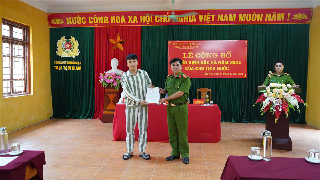 Lãnh đạo Công an tỉnh Bắc Kạn trao Quyết định đặc xá cho phạm nhân. Lãnh đạo Công an tỉnh Bắc Kạn trao Quyết định đặc xá cho phạm nhân.