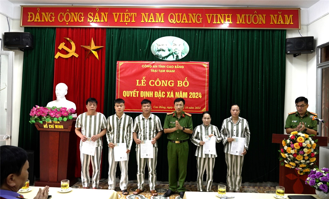 Lãnh đạo Công an tỉnh Cao Bằng trao Quyết định đặc xá cho 05 phạm nhân