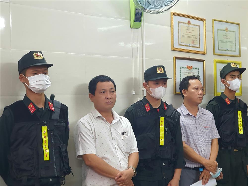 Đối tượng Trần Chuối (áo trắng bên trái) và đối tượng Nguyễn Văn Bôn (áo sọc bên phải)