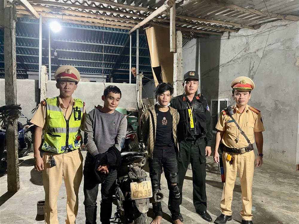 Cảnh sát giao thông Công an tỉnh Bình Định phối hợp bắt giữ 02 đối tượng cướp giật tài sản.