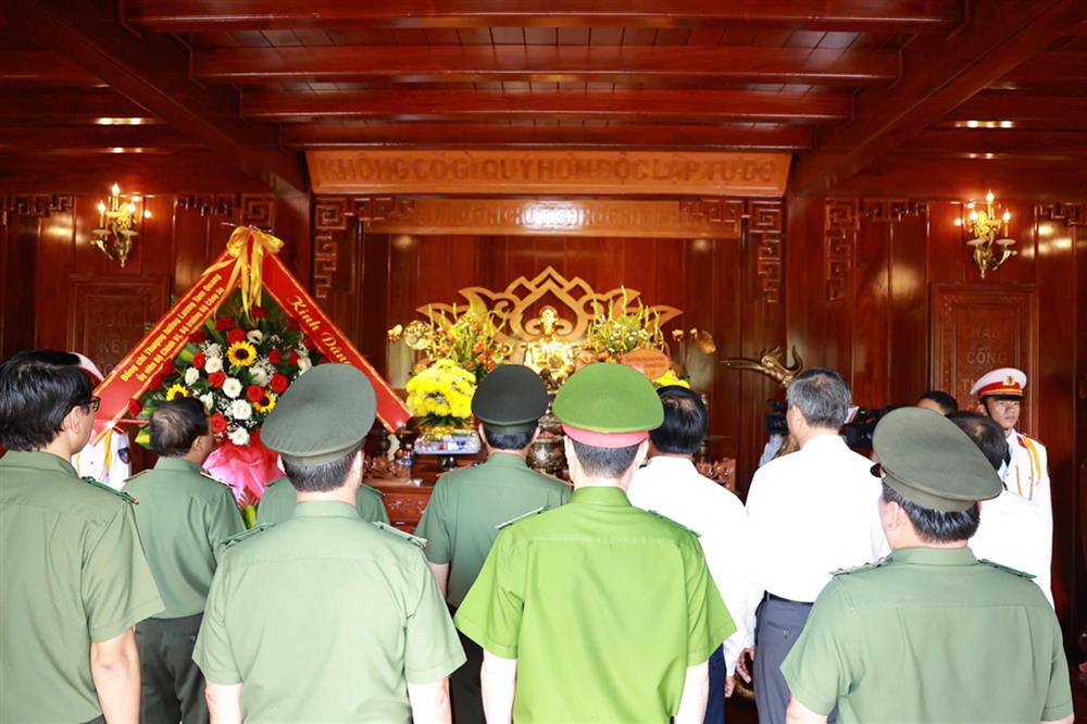 Bộ trưởng Lương Tam Quang dâng hương tại Nhà tưởng niệm Chủ tịch Hồ Chí Minh.