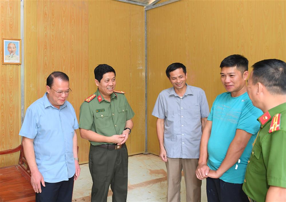 Các đồng chí lãnh đạo động viên gia đình ông La Văn Quân sớm ổn định cuộc sống.